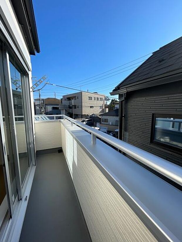 (1号棟) 明るくお洗濯も気持ちの良いバルコニー。LDKと繋がっているので、気軽に外に出られる環境です。