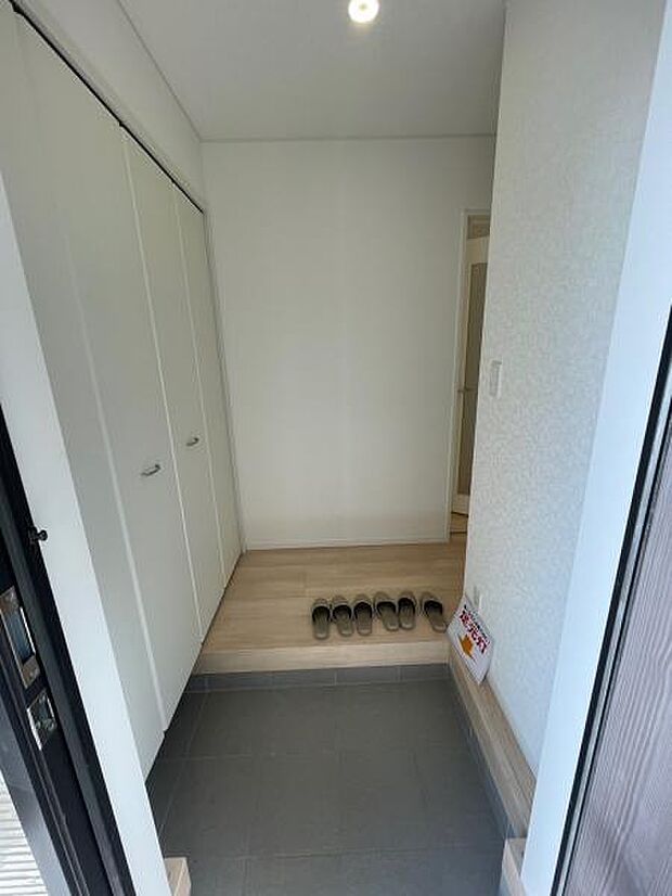 （1号棟） 玄関スペースは十分な広さがあり、複数人の帰宅でも混雑しません。