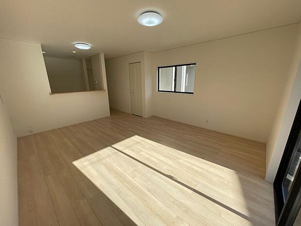 （1号棟） 17帖の広々リビングです。ソファやテーブルも難なく置ける、広々とした空間です。