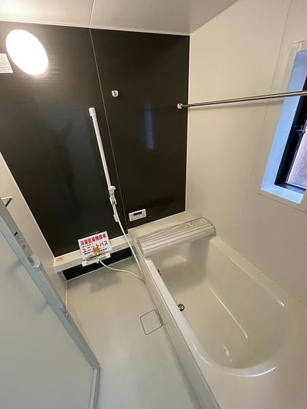 （1号棟） メリハリあるカラーでまとめました。1日の疲れを癒せるゆったりバスルーム。