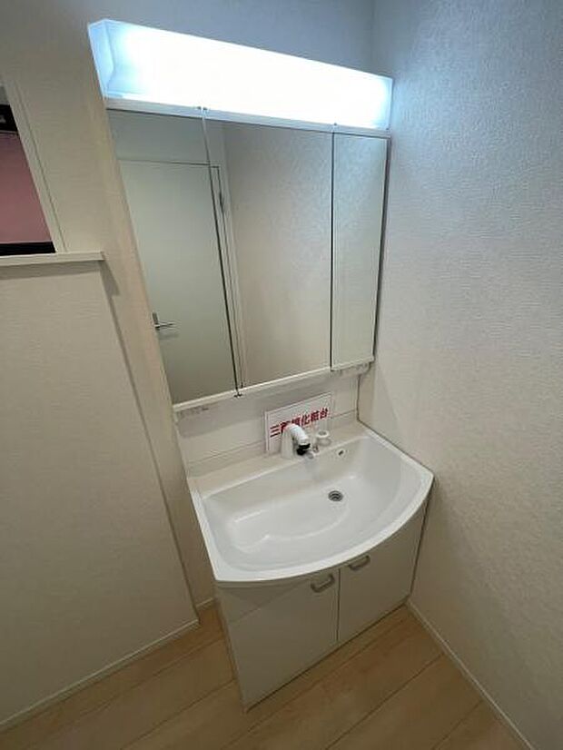 （1号棟） 人気の三面鏡タイプの洗面台です。鏡の裏にも棚があるので収納豊富です。