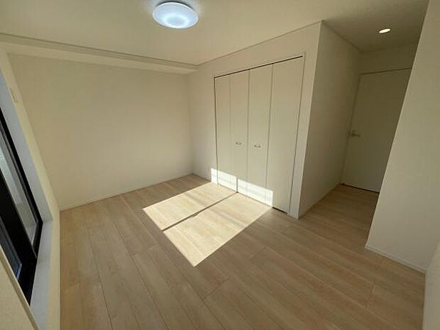 （1号棟） 夫婦の寝室としても十分な広さのある、7.75帖の洋室です。