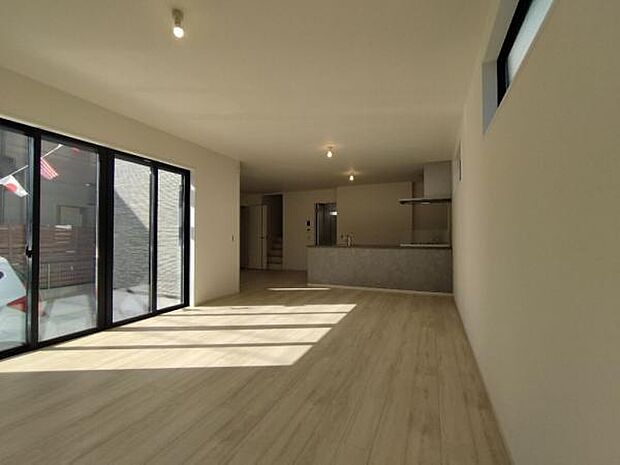 大きな窓からの光が心地よく、ゆとりのある空間が魅力のリビング。