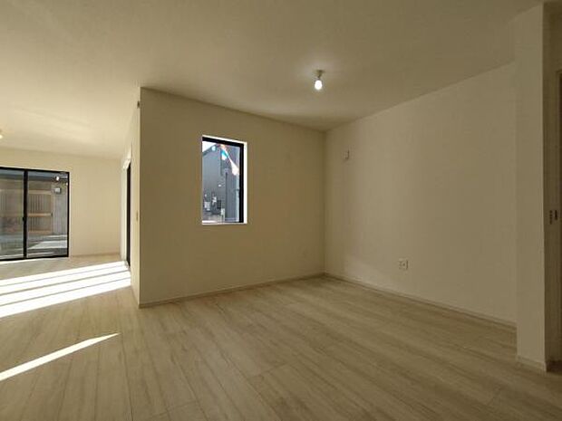 ダイニングスペースとしても、子供のおもちゃなどを置くキッズスペースとしても使いやすい形です。