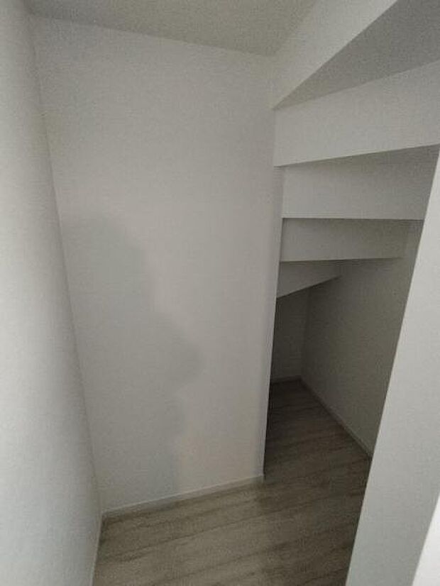 階段下を有効に使ったリネンスペース。脱衣所横の配置のため、タオルや洗剤、パジャマ等の収納にぴったりです。