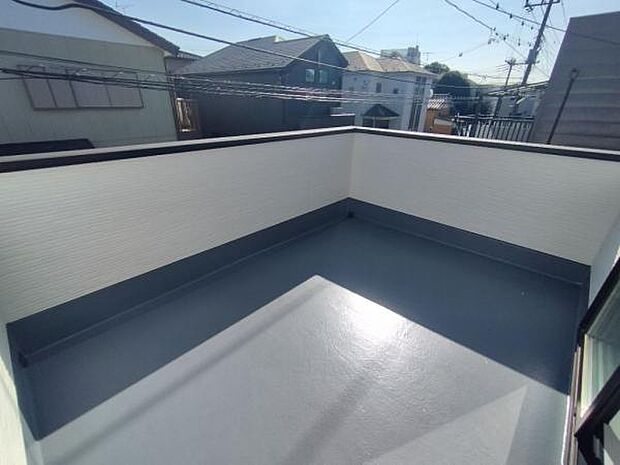 おくゆきのある広々バルコニー。お洗濯だけではもったいないですね。
