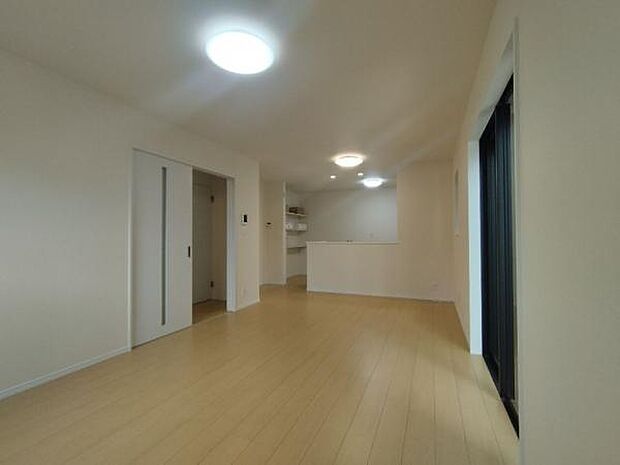 17.75帖の広々リビングです。ソファやテーブルも難なく置ける、広々とした空間です。