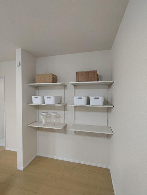 キッチン横の棚は備蓄品のストックや調理家電の収納に便利です。