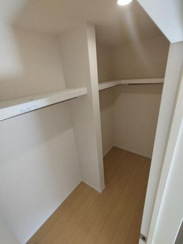 2階にあるファミリークロークは家族の収納として十分な広さがあります。