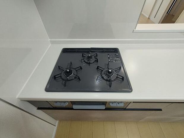 同時の調理もはかどる3口タイプのガスコンロです。