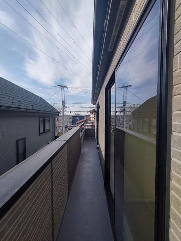 バルコニーは遮るものも無く、日当たり良好です。