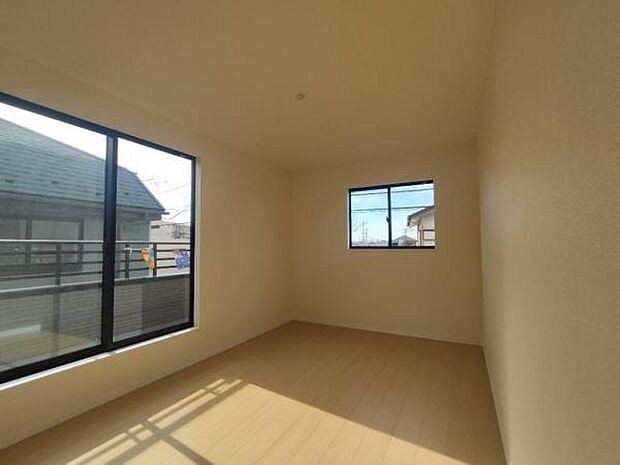 夫婦の寝室としても十分な広さのある、7帖の洋室です。