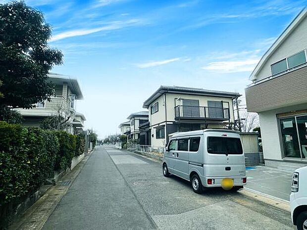 前面道路は5.9m。車のすれ違いもできる広々とした幅員です。