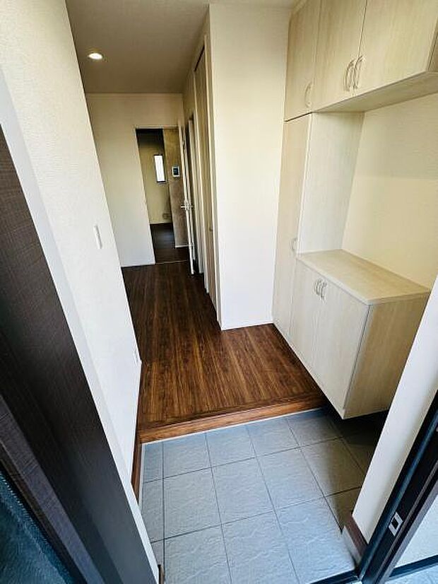 小物が置けるシューズボックスが配置された玄関です。