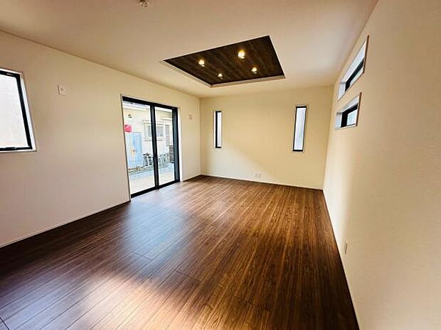 掃き出し窓からたっぷり採光が取れた明るいリビングです。