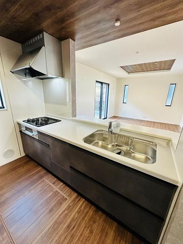 キッチンのカラーリングも、カフェスタイルを感じさせる、落ち着いたカラーリングです。