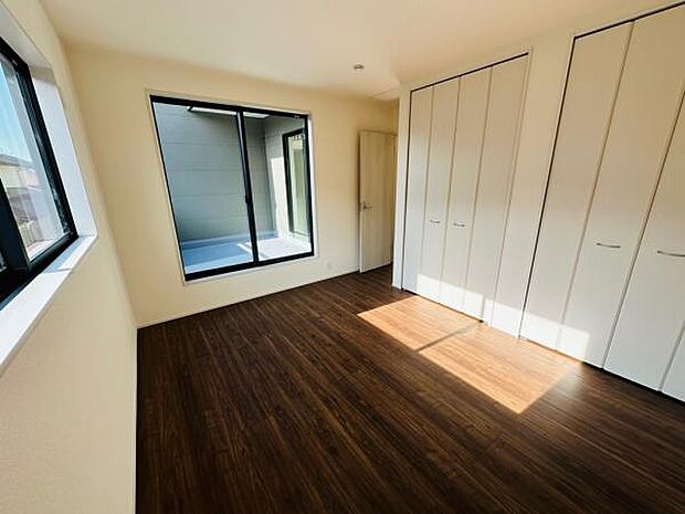 寝室は収納の多さも十分で、夫婦で使っても余裕のある広さです。