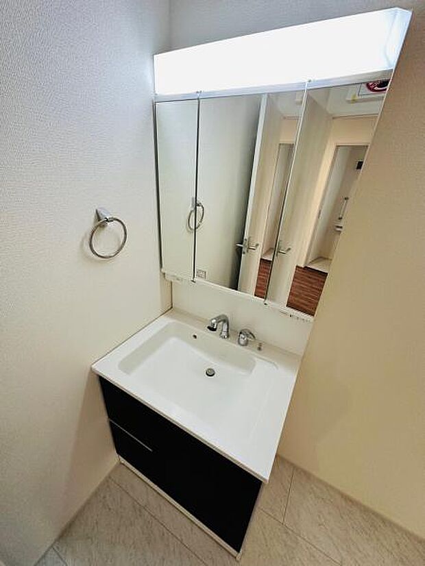 3面鏡、引き出しや背面収納など、機能面でも十分な洗面台。脱衣スペースも広々ゆとりがあります。