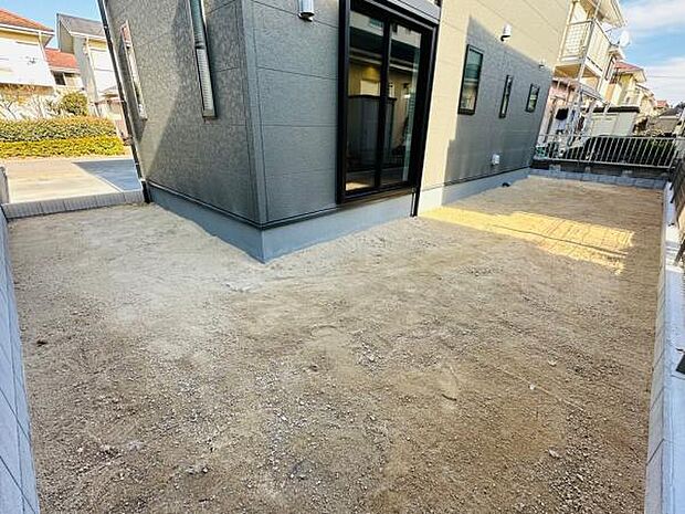 お庭スペースも奥行きがあってゆとりがあります。お家での過ごし方、楽しみが増えるそんな1棟です。