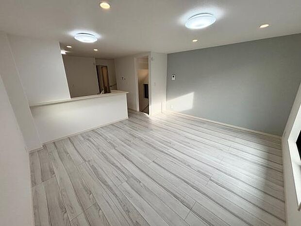 淡いアクセントクロスがお洒落なリビングです。2階リビングでプライベート空間が守られています。