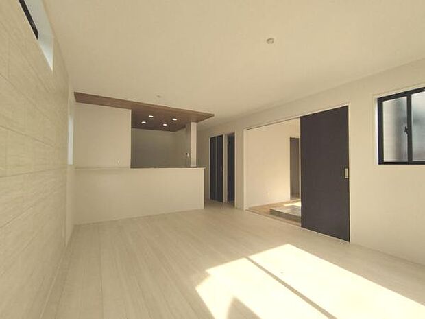 キッチン上部は折下天井で空間をおしゃれに演出。隣りの和洋室とつなげて使うこともできるLDKです。