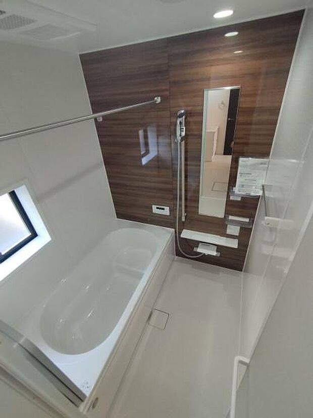 足を伸ばしてゆったりと浸かれる浴室です。窓もがあり換気もできます。