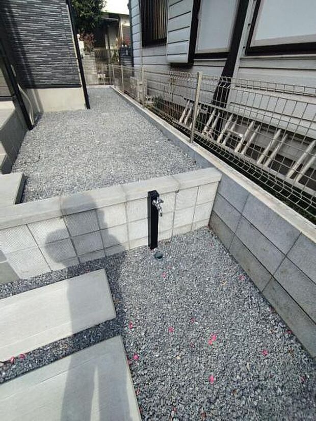 あると便利な外水栓。掃除や洗車に使えます。