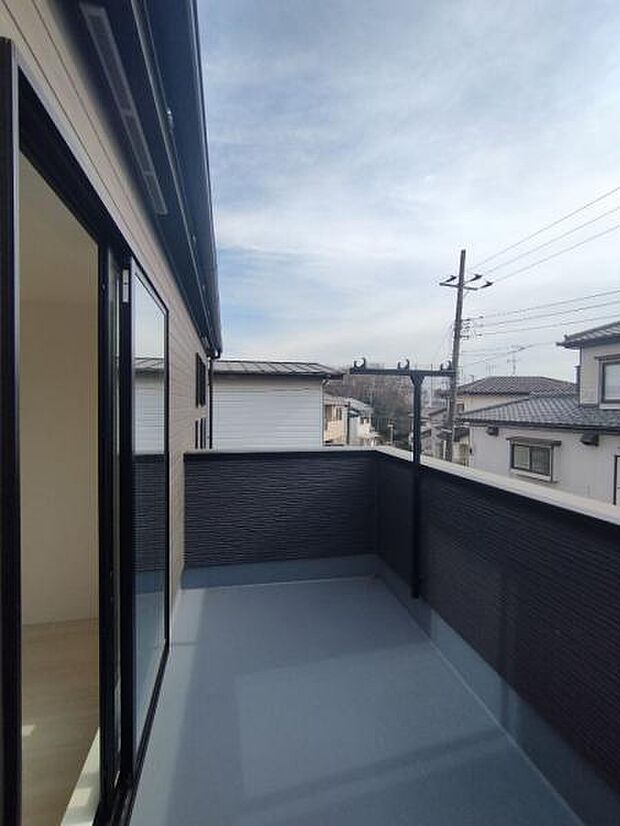 ワイドタイプバルコニー。洗濯物もよく乾きそうです。