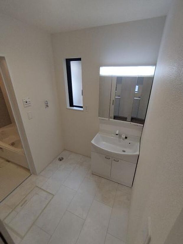 使いやすく、収納もしっかりとある洗面台です。