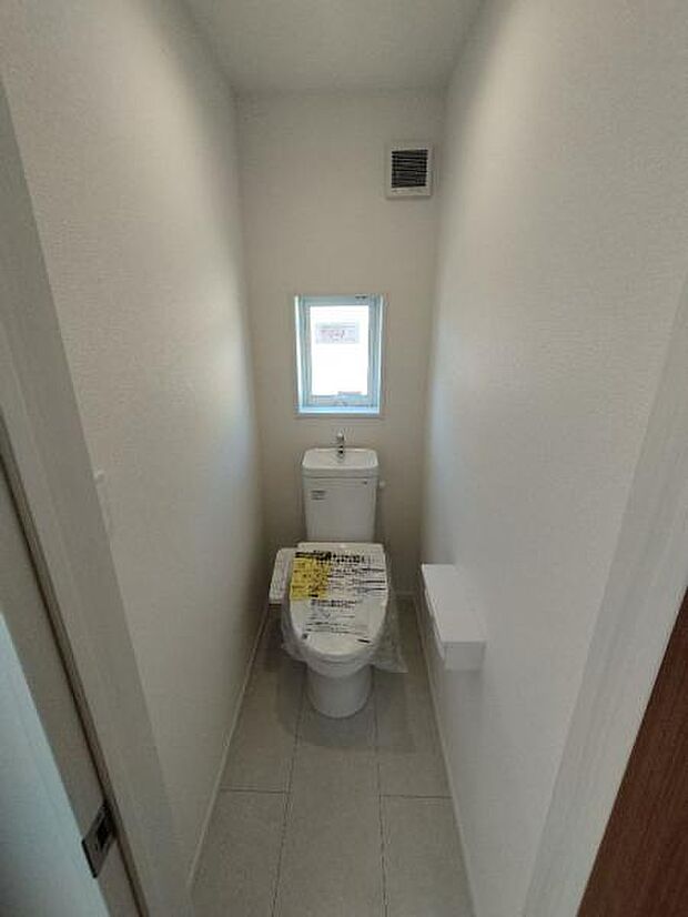 (2号棟) トイレの様子です。採光窓もあり、換気も十分です。