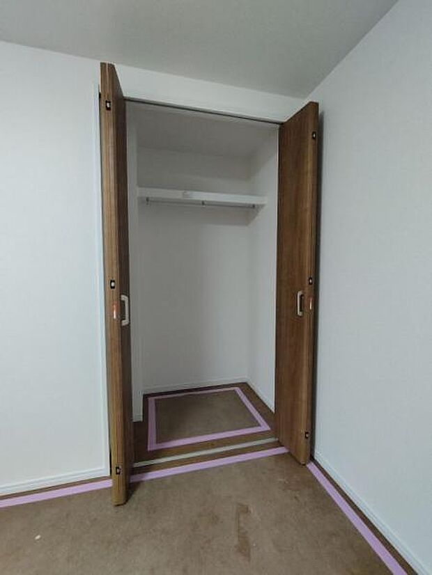 (2号棟) 各居室大きさは異なりますが、クローゼットが完備されております。