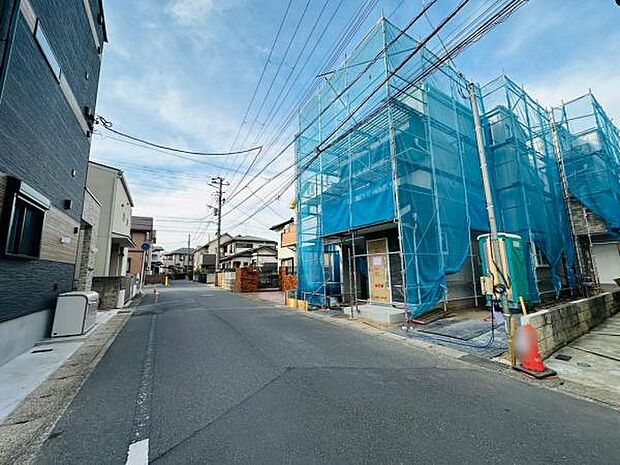 前面道路は幅員もあり、交通量も少なく安心です。