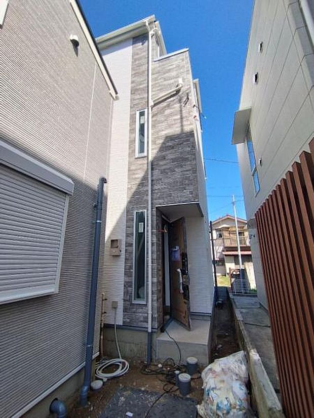 3/8撮影 現在内装と外構工事が続いております。完成前ですが室内を見ることもできます。