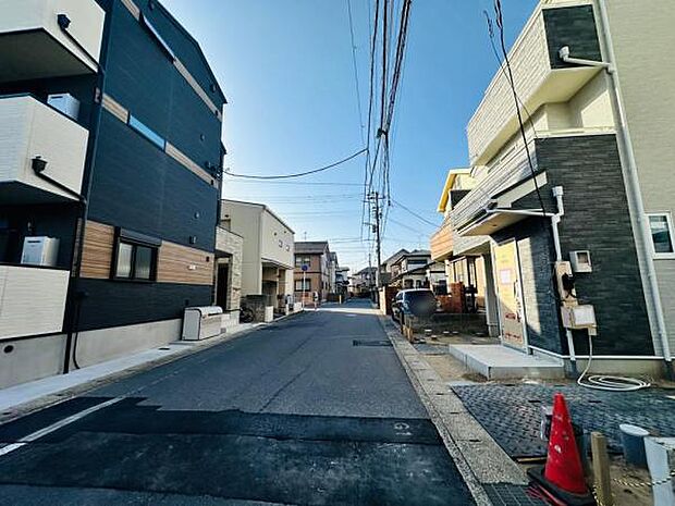 前面道路は幅員もあり、交通量も少なく安心です。