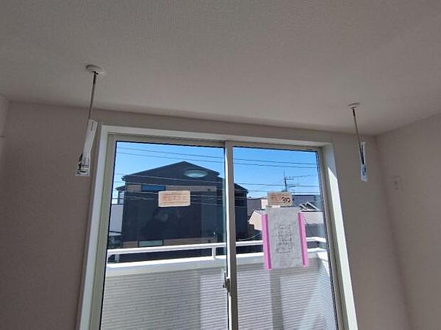 (2号棟) 洋室には室内物干しも付いており、雨の日の洗濯物も干すことができます。