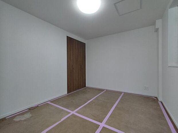 (2号棟) 6帖の洋室です。ベッドや勉強机も置ける、子供部屋に最適な広さです。