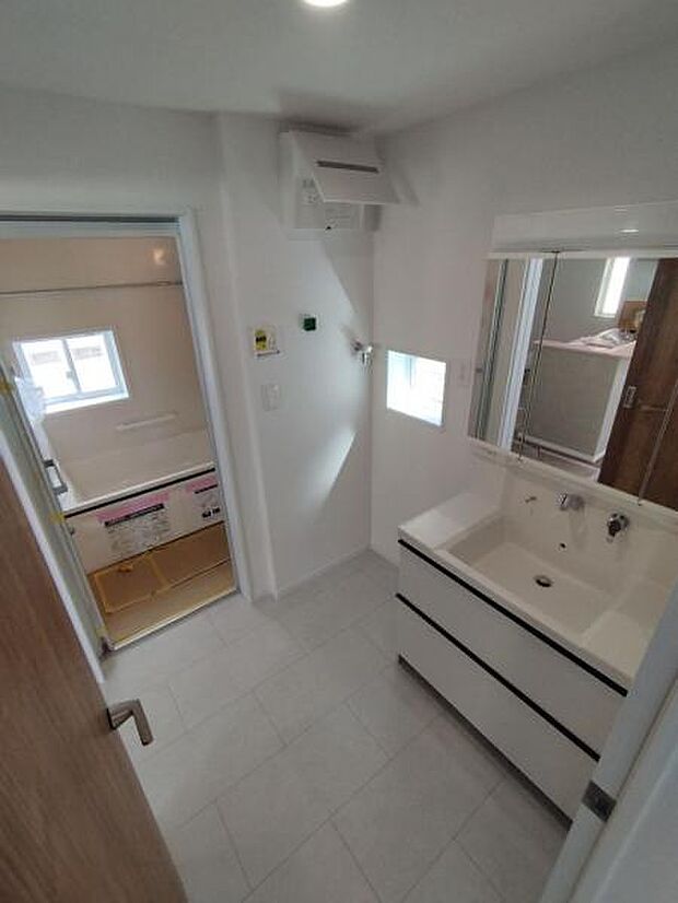 (2号棟) 洗濯機置き場確保された脱衣所です。朝の身支度も混雑しません。