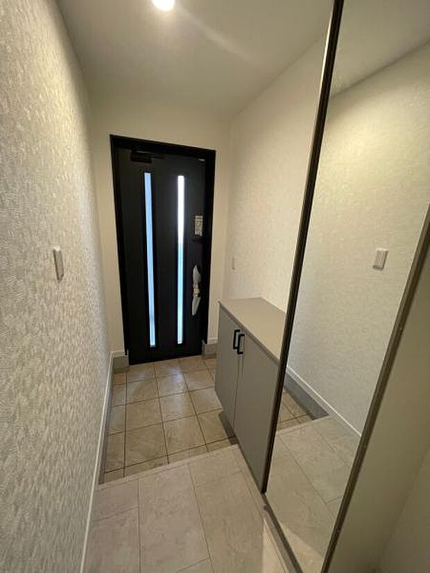 逆L型のシューズボックスは容量豊富。姿見もついております。