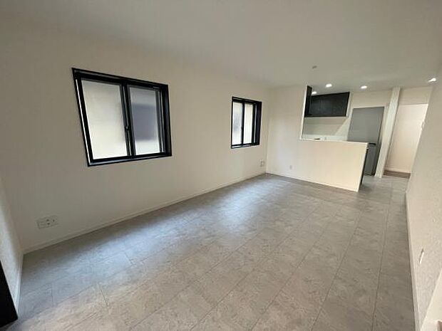 落ち着いた色合いで高級感のある16帖のリビングです。