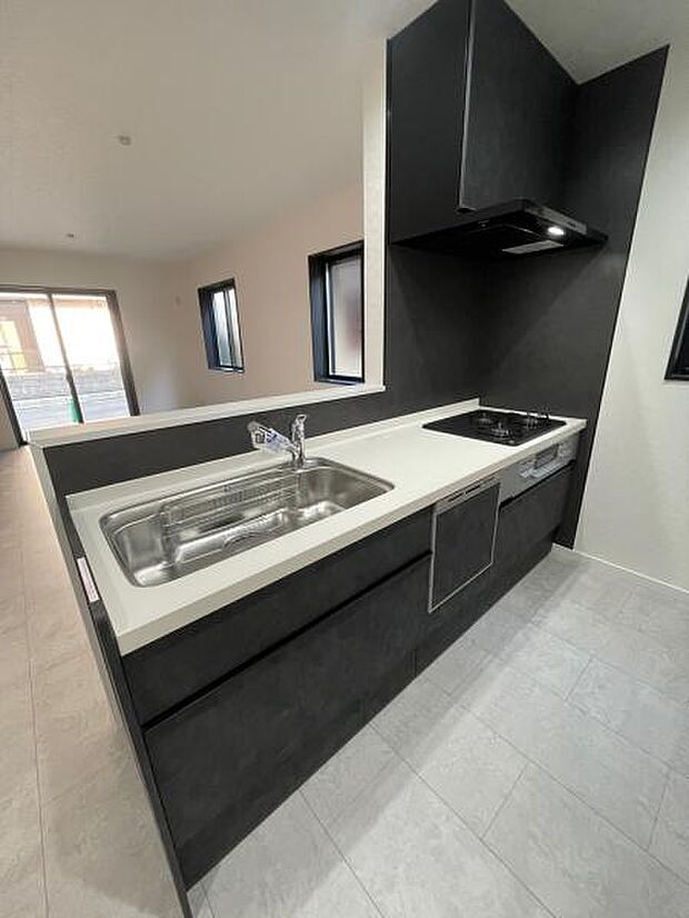 対面式のカウンターキッチンはお料理中でも家族との団欒を楽しめます。