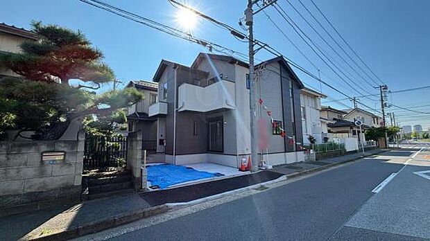 大通りから入ってすぐの見通しのいい道路です。交通量は多すぎないので落ち着きもあります。