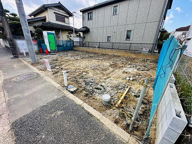 3/9撮影 現在更地です。綺麗で整った区画に建築されていきます。
