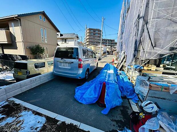 前面道路は住民しか通らないため、人目を気にせず過ごせます。（2/9撮影）