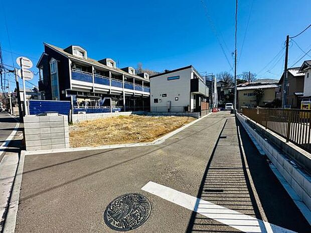 この道を入って行くと一番奥に位置するのが1号棟です。（2/9撮影）