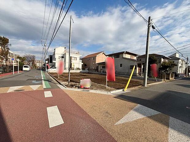 前面道路は交通量も少なく、閑静な住宅地にあります。