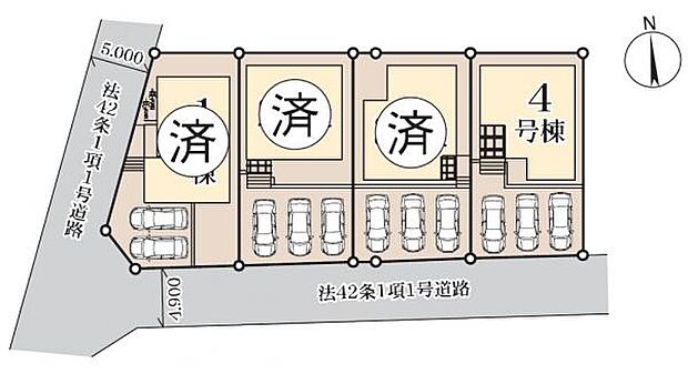 前面道路は4.9m。カースペースはなんと3台分。並列駐車可能です。