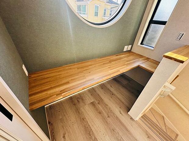 ホールに位置しながらもリビングとはガラス戸で仕切れる繋がりあるワークスペース。