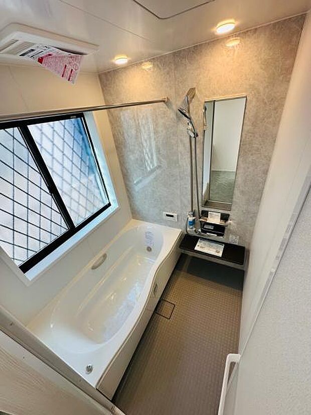 高級感ある石目調のアクセントパネル。肩までゆったり浸かれる浴槽を採用。ドアにはハンガー付きで便利。