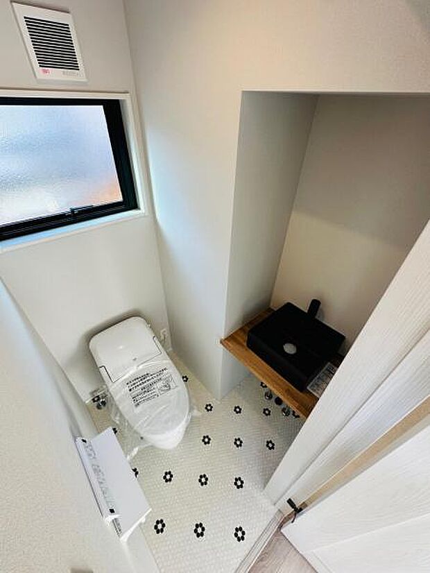 2階トイレはオシャレで好感持てる手洗い付き。