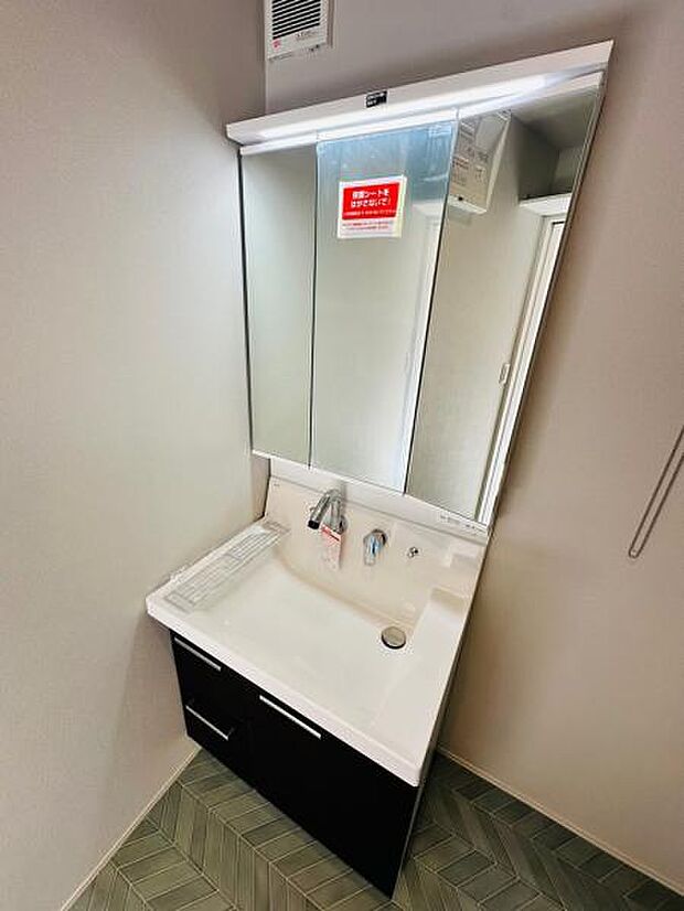 洗面化粧台は三面鏡にサイドスペースのある仕様。